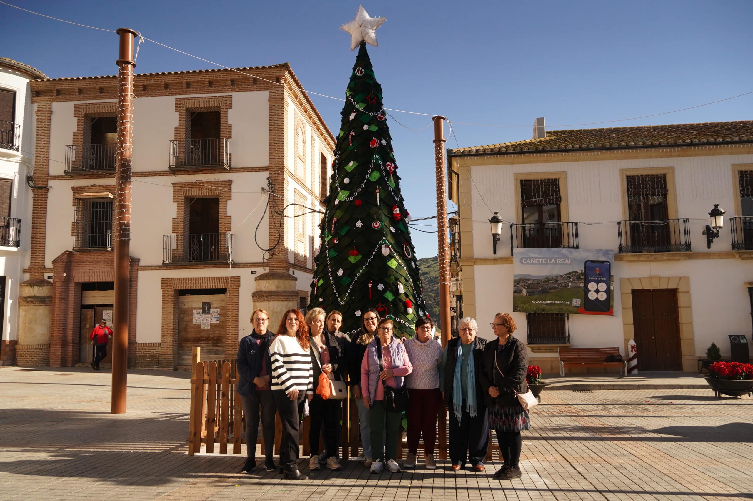 Navidad a Mano: El Árbol de Crochet que Une a Cañete la Real