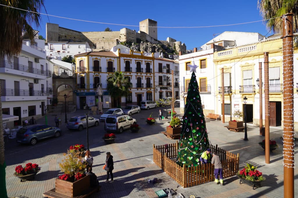 Vecinas de Cañete Crean un Árbol de Navidad de Crochet de 6 Metros