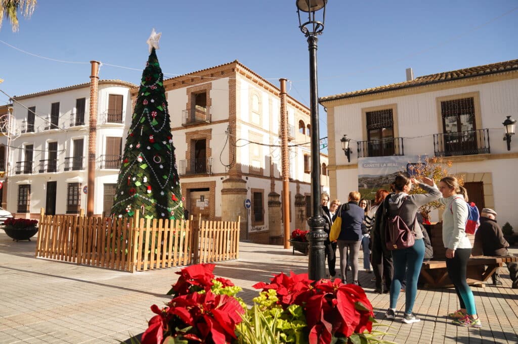 Navidad a Mano: El Árbol de Crochet que Une a Cañete la Real