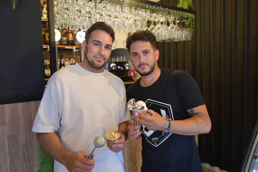 Inaugura una heladería en Cañete la Real