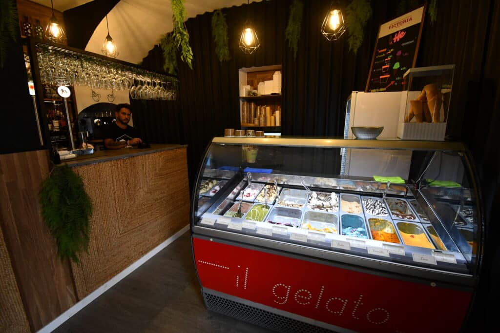 Se inaugura una heladería en Cañete la Real