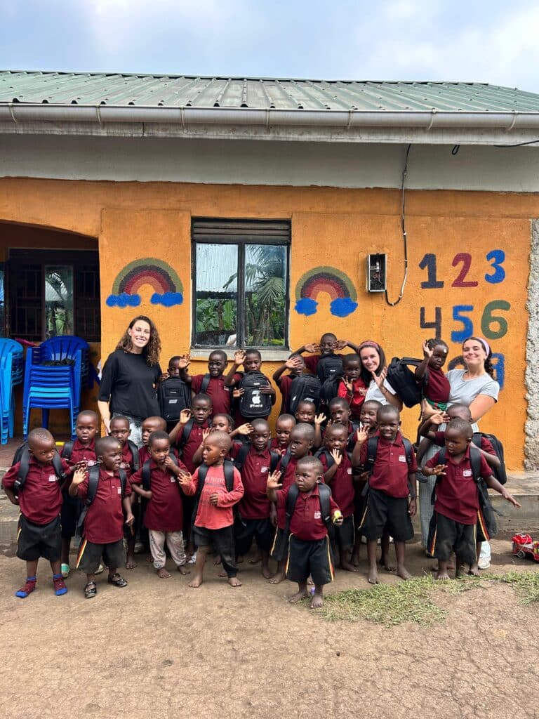 Labor humanitaria en Uganda de 3 cañeteras