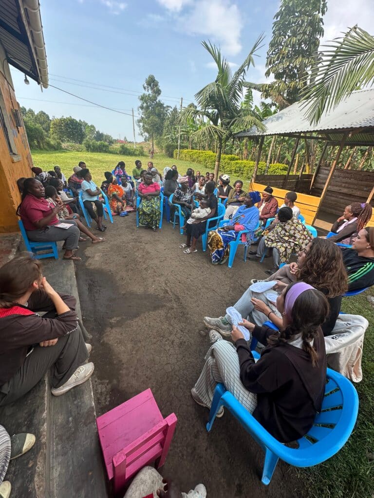Labor humanitaria en Uganda de tres cañeteras