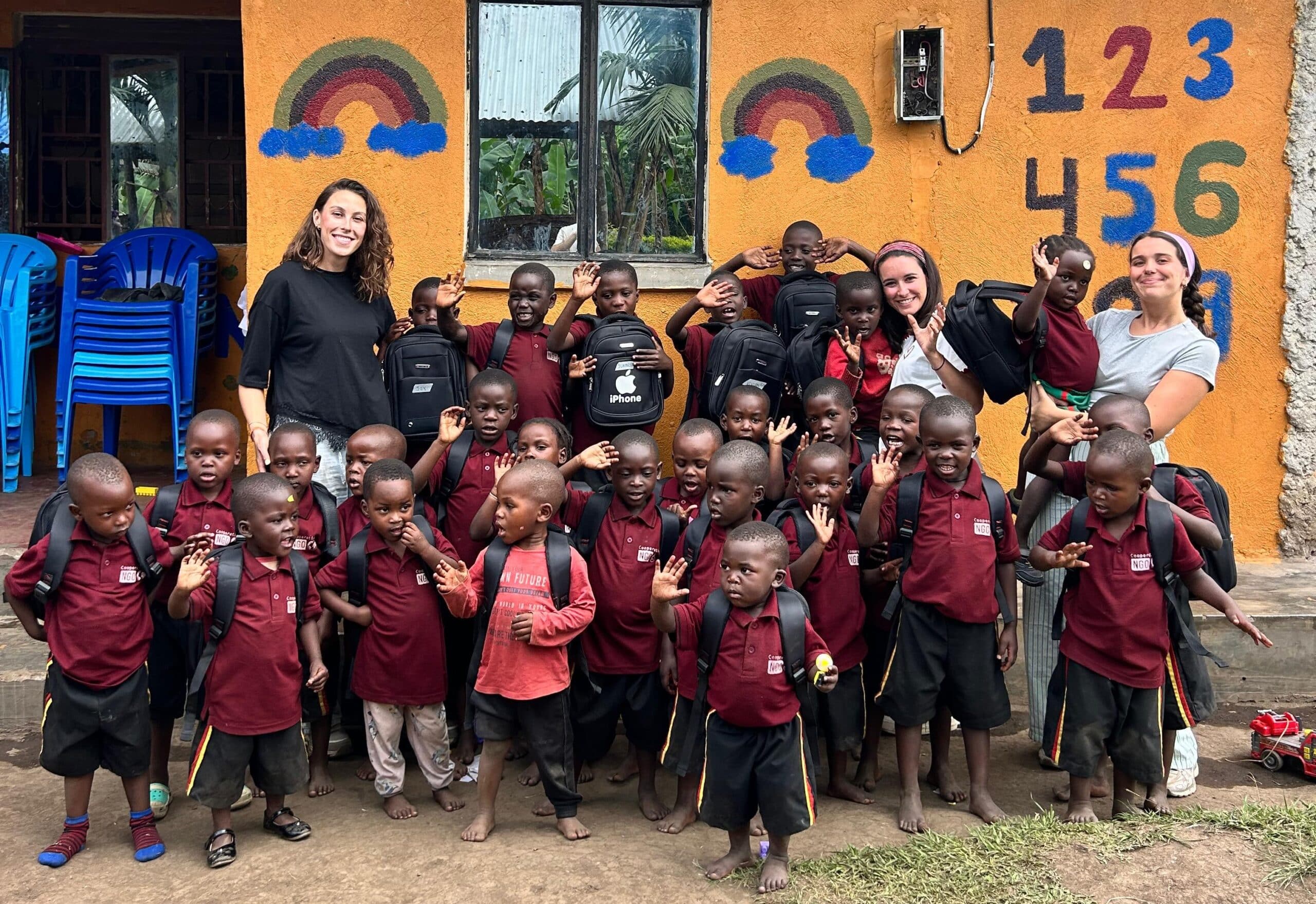 Labor humanitaria de tres cañeteras en Uganda