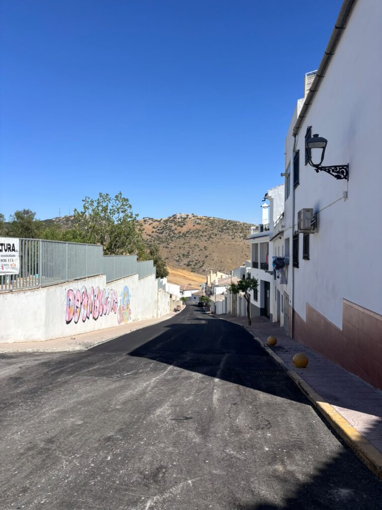 Calle Dámaso Alonso asfaltada en Cañete la Real