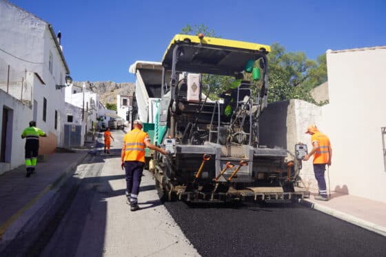 Cañete la Real asfalta las calles Calzada y Dámaso Alonso