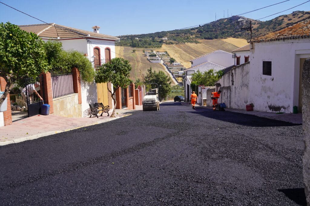 Cañete la Real asfalta calle Calzada