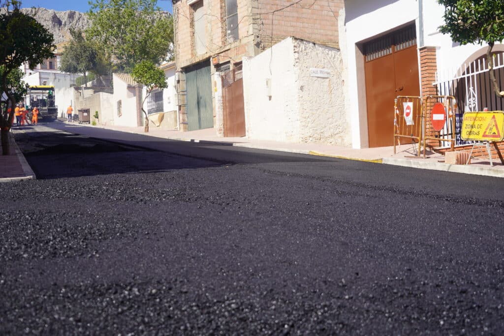 Cañete la Real asfalta calle Dámaso Alonso